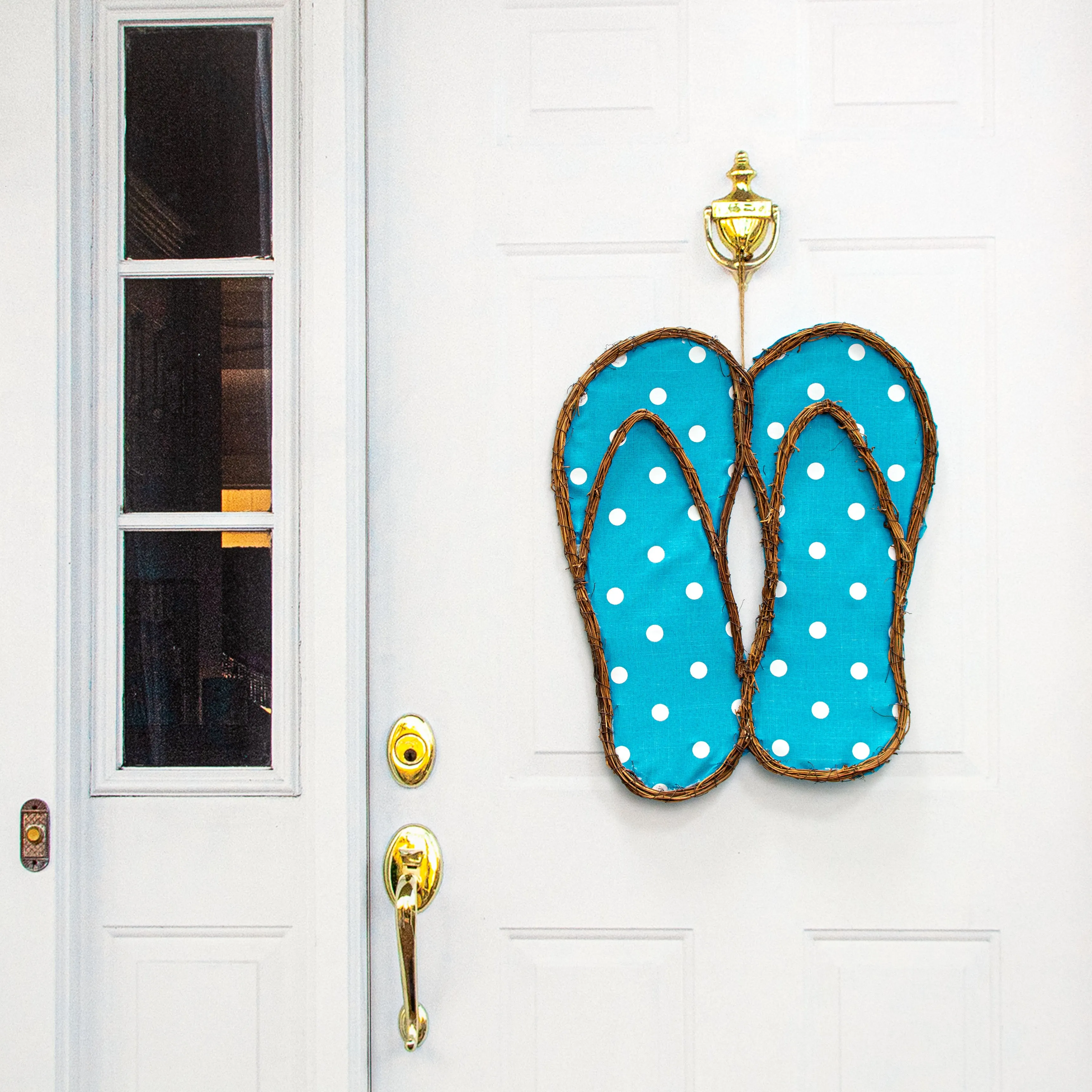 22" Grapevine Hanger: Turquoise Polka Dot Flip Flops