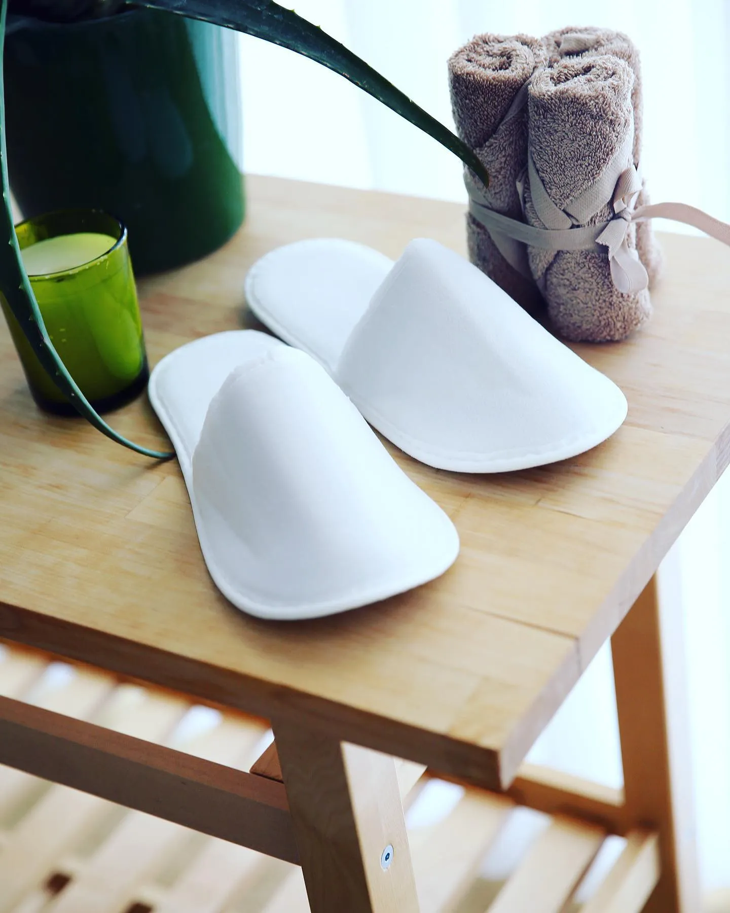 Chochili 5 Pairs Fabric Packed Non-Woven Disposable Hotel Slippers for Airbnb Spa Wedding Guests Adult Men Women Size 10-11, White