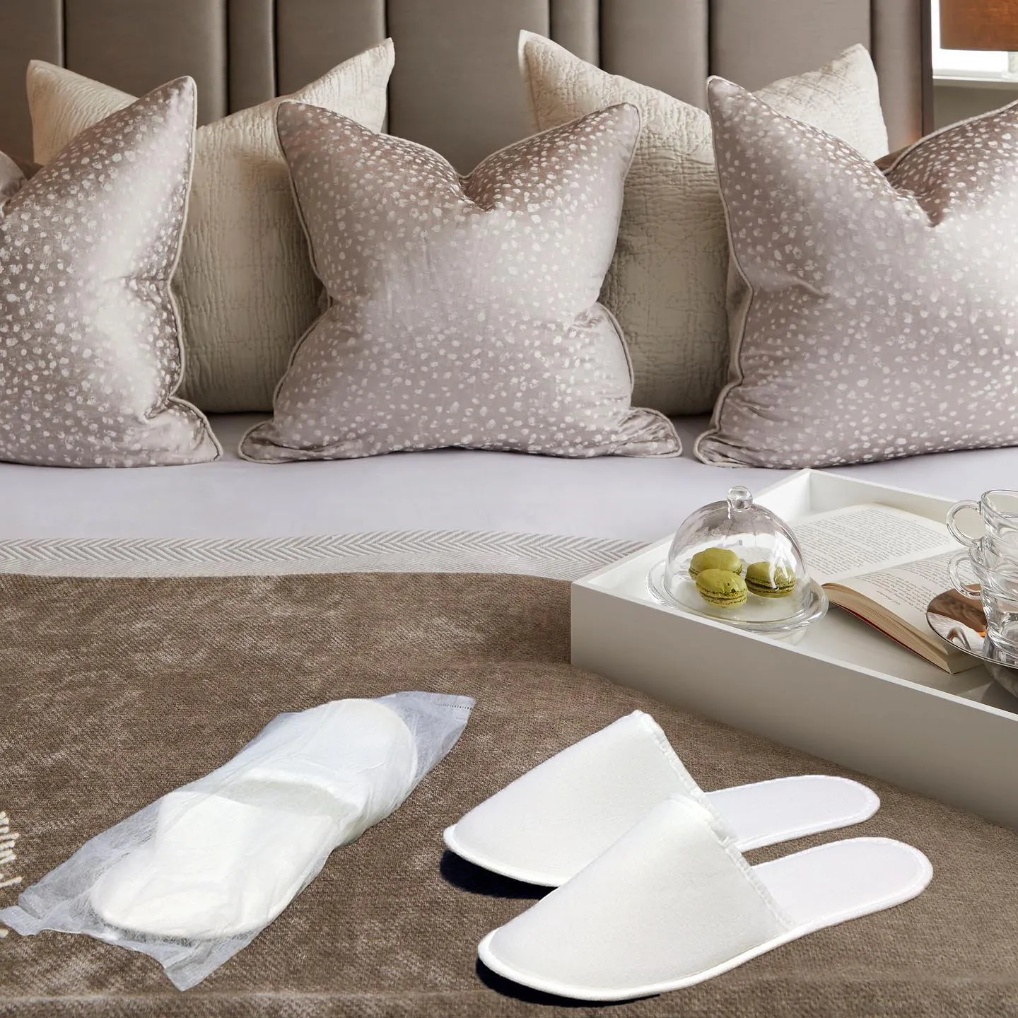 Chochili 5 Pairs Fabric Packed Non-Woven Disposable Hotel Slippers for Airbnb Spa Wedding Guests Adult Men Women Size 10-11, White