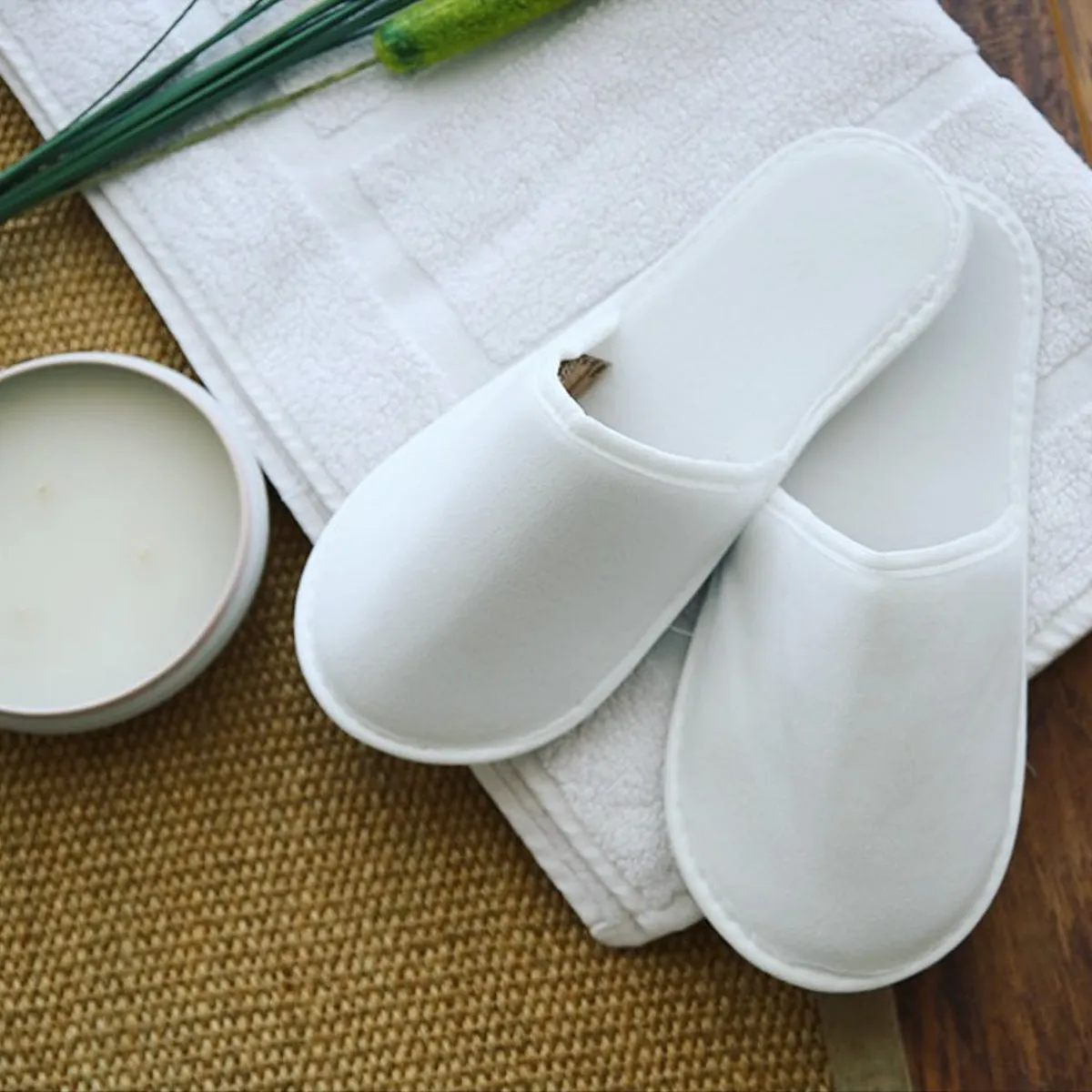 Chochili 5 Pairs Fabric Packed Non-Woven Disposable Hotel Slippers for Airbnb Spa Wedding Guests Adult Men Women Size 10-11, White
